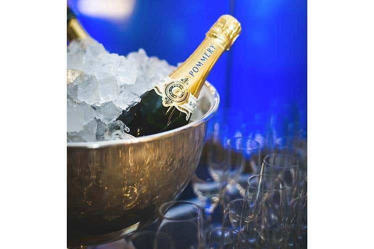 Champagne Pommery Brut Apanage Blanc de Blancs (Euro-Toques, alta cucina in tavola 
per la cena di gala al Gallia di Milano)