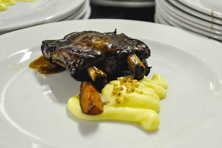 Costina marinata alla birra Legnone, purè di patate di montagna e chips di saraceno - Gianni Tarabini, Marco Valli e Francesco Rapetti (Euro-Toques, cena solidale sold out 
Derflingher: È bello dare una mano)