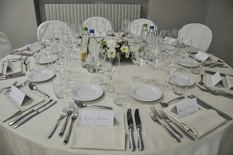 La tavola (Euro-Toques, cena solidale sold out 
Derflingher: È bello dare una mano)