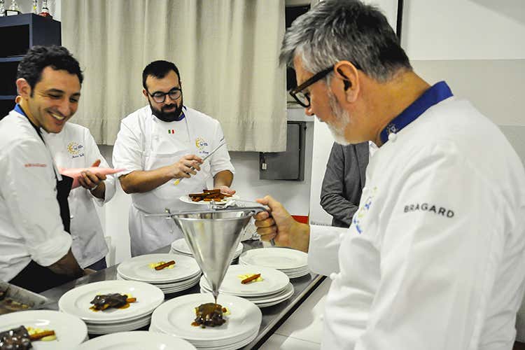Fabio Silva, Francesco Rapetti e Gianni Tarabini (Euro-Toques, cena solidale sold out 
Derflingher: È bello dare una mano)