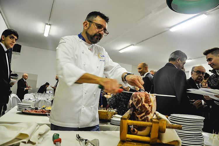 Marco Valli e i salumi di Marco d'Oggiono (Euro-Toques, cena solidale sold out 
Derflingher: È bello dare una mano)