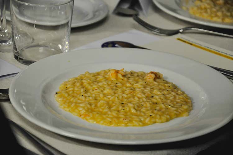 Risotto Regina Vittoria: Riso Carnaroli Campo dell'Oste, gamberi rossi di Mazara del Vallo, Parmigiano Reggiano 24 mesi con maggiorana e timo - Enrico Derflingher e Fabio Silva (Euro-Toques, cena solidale sold out 
Derflingher: È bello dare una mano)