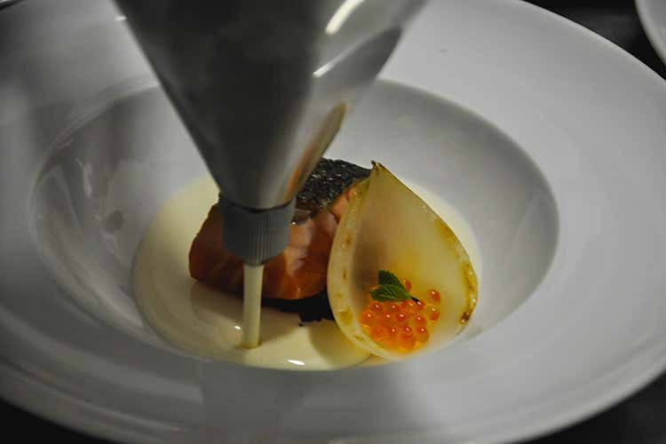 Lago, valli e montagne: Trota alla coque, le sue uova, crema di Grana Padano Riserva, cipolla di Comiso e menta - Filippo Sinisgalli (Euro-Toques, cena solidale sold out 
Derflingher: È bello dare una mano)