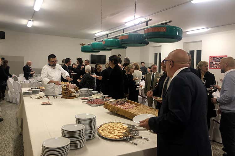 L'aperitivo (Euro-Toques, cena solidale sold out 
Derflingher: È bello dare una mano)