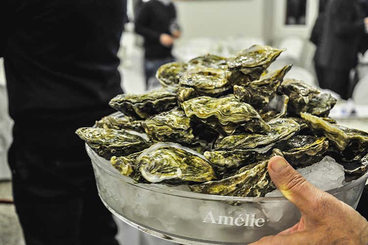 Ostriche Amélie Maison d'Huîtres Special de Claire cal 2, Fine de Claire cal 2 (Euro-Toques, cena solidale sold out 
Derflingher: È bello dare una mano)