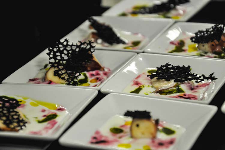 Polpo con crema di burrata e barbabietola e basilico - Cristian Benvenuto (Euro-Toques, cena solidale sold out 
Derflingher: È bello dare una mano)