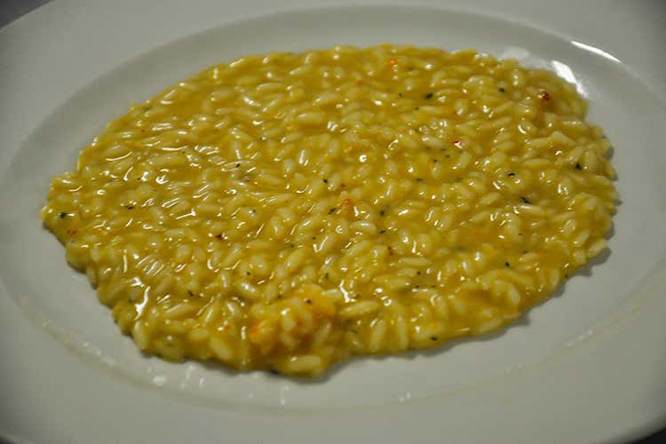 Risotto Regina Vittoria: Riso Carnaroli Campo dell'Oste, gamberi rossi di Mazara del Vallo, Parmigiano Reggiano 24 mesi con maggiorana e timo - Enrico Derflingher e Fabio Silva (Euro-Toques, cena solidale sold out 
Derflingher: È bello dare una mano)