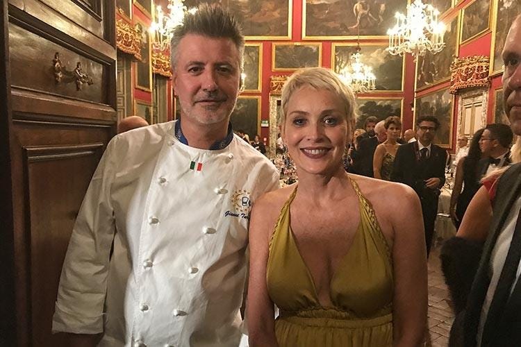 Gianni Tarabini e Sharon Stone - Euro-Toques, la solidarietà della cucina 
in tavola alla Celebrity Fight Night