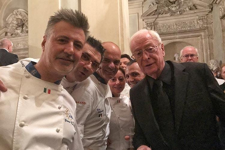 I cuochi di Euro-Toques con Michael Caine - Euro-Toques, la solidarietà della cucina 
in tavola alla Celebrity Fight Night