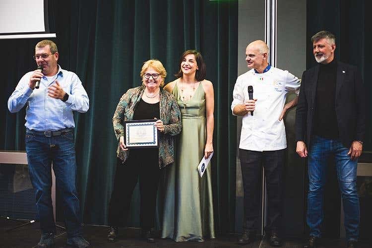 Consegna della targa a Dionigi e Agnese Spreafico - Marco D'Oggiono Prosciutti (Euro-Toques più forte 
grazie anche a chi la sostiene)