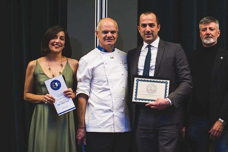 Consegna della targa a Elia Boccone - S.Pellegrino (Euro-Toques più forte 
grazie anche a chi la sostiene)