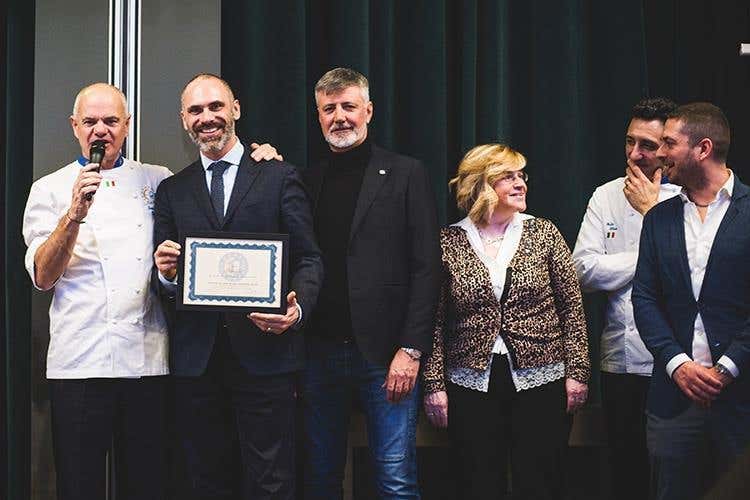 Consegna della targa a Riccardo Zola - Nespresso (Euro-Toques più forte 
grazie anche a chi la sostiene)