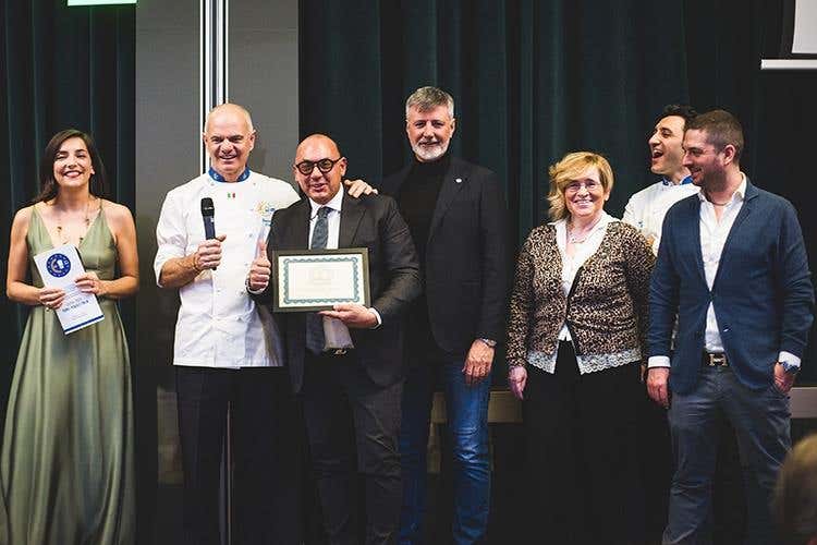 Consegna della targa a Roberto Lentini - Olio Gradassi (Euro-Toques più forte 
grazie anche a chi la sostiene)