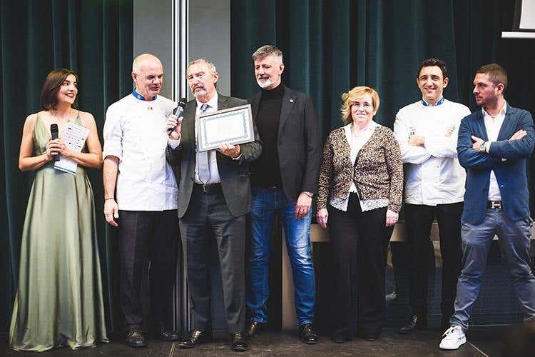 Consegna della targa a Giorgio Mariani - Frigerio Viaggi (Euro-Toques più forte 
grazie anche a chi la sostiene)