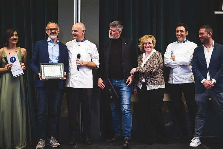 Consegna della targa a Fabrizio Mengoli - Caffè Molinari (Euro-Toques più forte 
grazie anche a chi la sostiene)