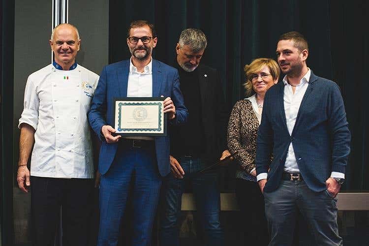 Consegna della targa a Sergio Pezzotta - Ros (Euro-Toques più forte 
grazie anche a chi la sostiene)