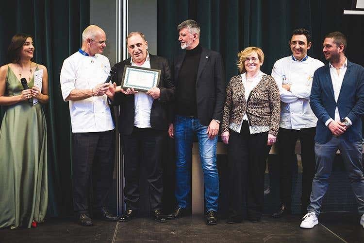 Consegna della targa a Franco Flagella - Ciro Flagella (Euro-Toques più forte 
grazie anche a chi la sostiene)