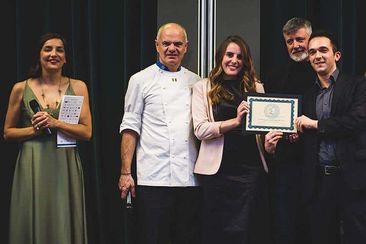 Consegna della targa a Francesca Milani e Daniele Villaci - Icam (Euro-Toques più forte 
grazie anche a chi la sostiene)