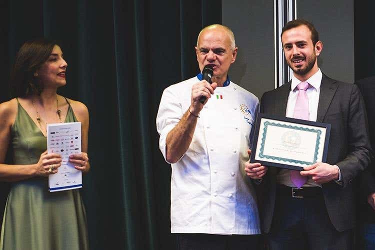 Consegna della targa a Davide Rossetti - I Love Ostrica (Euro-Toques più forte 
grazie anche a chi la sostiene)