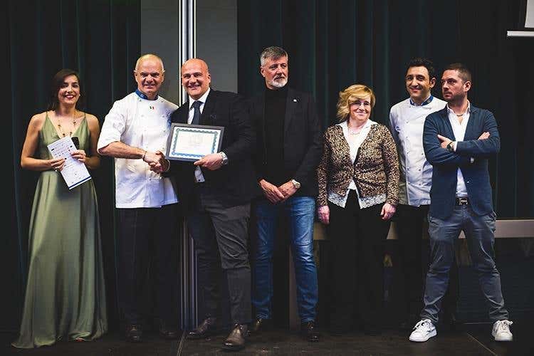 Consegna della targa a Raffaele Ranieri - Mira Sud / Olio Ranieri (Euro-Toques più forte 
grazie anche a chi la sostiene)