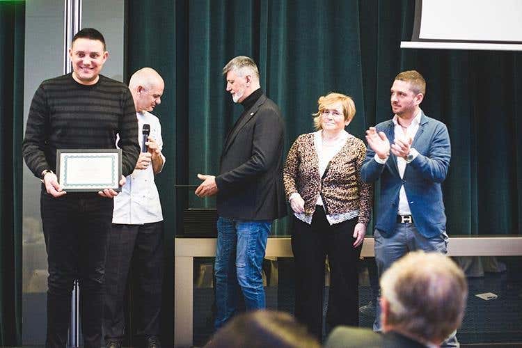 Consegna della targa a Filippo Mainini - Longino&Cardenal (Euro-Toques più forte 
grazie anche a chi la sostiene)