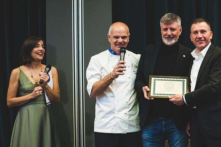 Consegna della targa ad Antonio Sanelli - Coltellerie Sanelli (Euro-Toques più forte 
grazie anche a chi la sostiene)