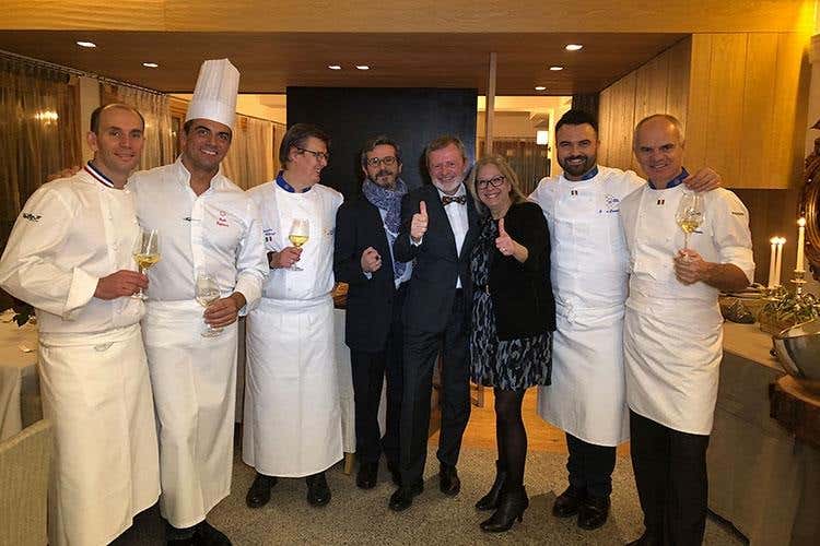 Davy Tissot, Paolo Cappuccio, Alessandro Gilmozzi, Mario Murtas, Alberto Lupini (direttore di Italia a Tavola), Stephanie Plaza (organizzatrice dell'evento Rendez-vous sur les sommets), Enrico Croatti ed Enrico Derflingher (Euro-Toques valorizza il Trentino a tavola 
Un successo la cena al Dolomieu di Croatti)