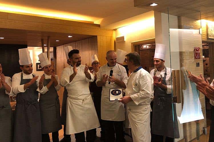 Enrico Croatti ed Enrico Derflingher consegnano la targa ad Alessandro Gilmozzi (Euro-Toques valorizza il Trentino a tavola 
Un successo la cena al Dolomieu di Croatti)