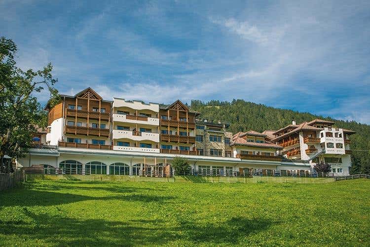 (Excelsior Dolomites Life Resort 
Design e comfort in Alto Adige)