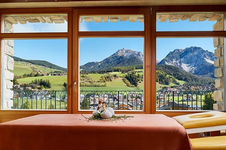 (Excelsior Dolomites Life Resort 
Design e comfort in Alto Adige)
