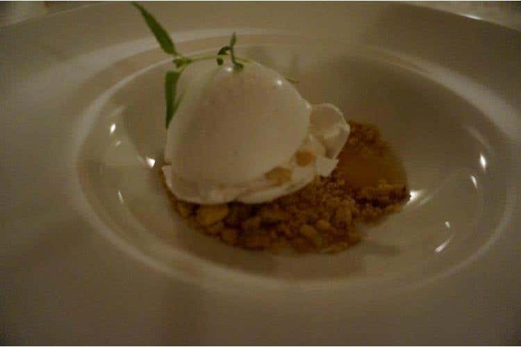 Michele Mauri La Piazzetta di Origgio VA - MOUSSE AL PASSITO DI CALUSO IN SFERA DI MERINGA