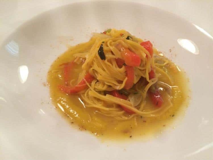 Tajarin all’uovo con peperone dolce alla brace, acciuga, santoreggia e toma di pecora