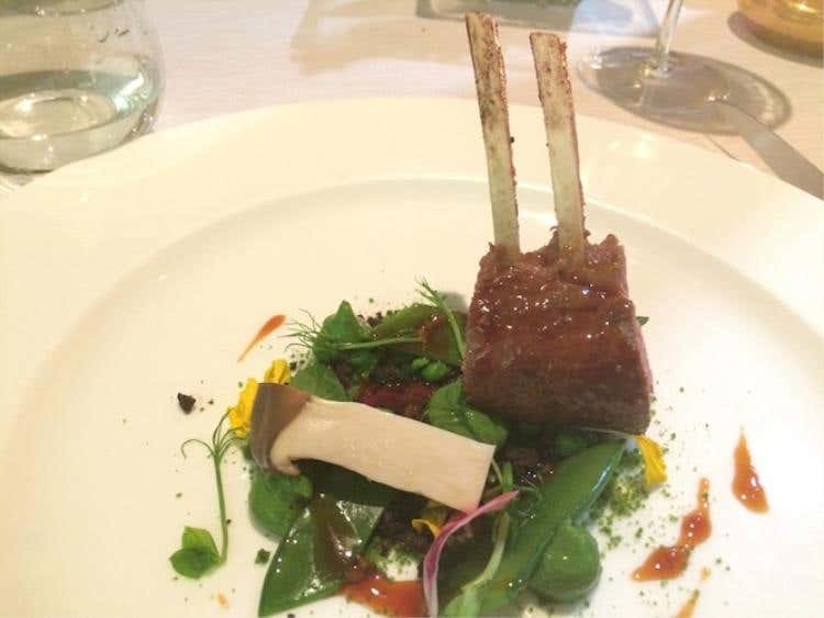 Agnello al barbecue con funghi cardoncelli e terra di primavera