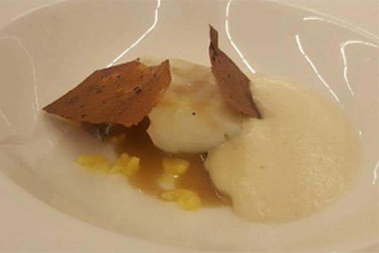 Baccalà soffice con tarallo cotto al mattone, foglie di basilico gelificate e acqua tiepida al pomodoro (Domenico Capogrosso)