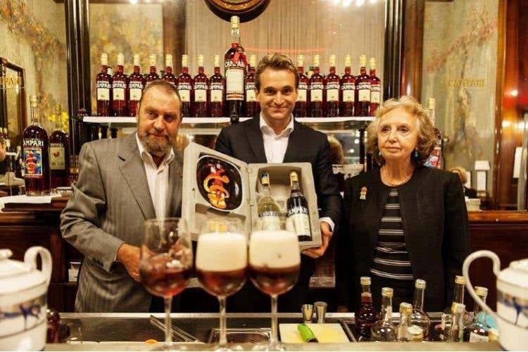 Orlando Chiari e Teresa Miani, proprietari del Camparino in Galleria, con Tommaso Cecca (al centro)