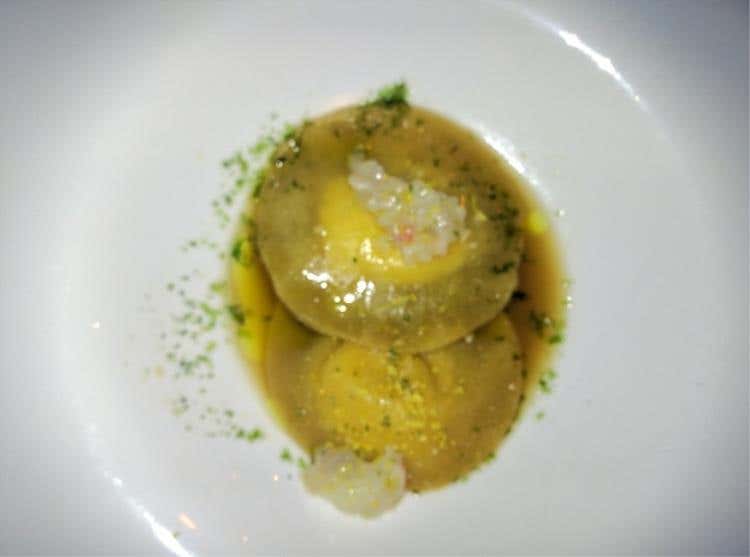 Raviolo in farcia di scampi e ricotta di bufala