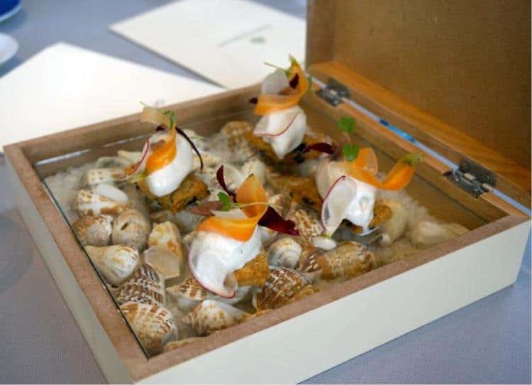 La scatola per Genova - Speciale “conchiglia” con un sablé salato di olive taggiasche con gelato all'acciuga e crudité di verdure