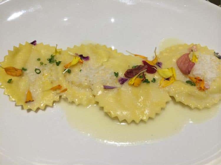 Ravioli al Vézzena estivo, erba cipollina e fiori di campo, di Mauro Elli