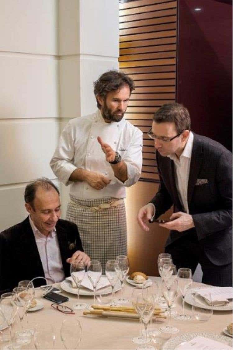 al centro, lo chef stellato Carlo Cracco