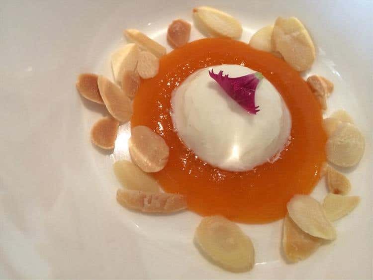 Cremoso alla verbena, composta di albicocche e limone, mandorle