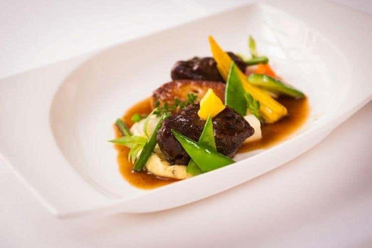 Guancette di vitello brasate con verdure stagionali e verbena