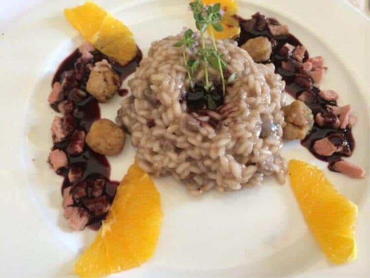 Risotto con polpettine di anatra in riduzione di vino rosso, di Marcello Russodivito
