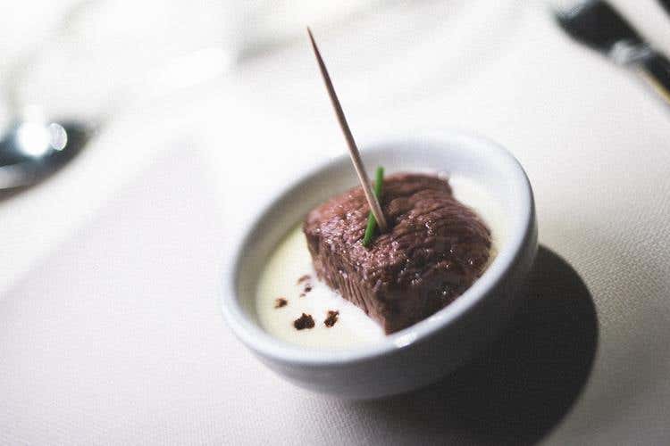 Cubo di manzo alla bourguignonne con fonduta di toma (Famiglia e Territorio 
Parole d’ordine di Bruno Rocca Rabajà)