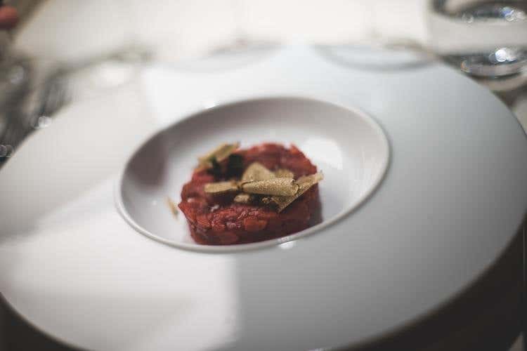 Tartare di fassona piemontese con tartufo nero (Famiglia e Territorio 
Parole d’ordine di Bruno Rocca Rabajà)