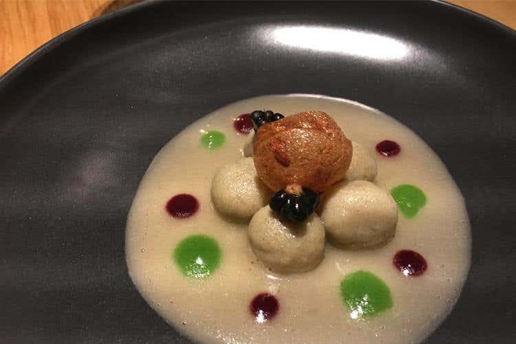 Gnocchi di patate al carbone vegetale e more