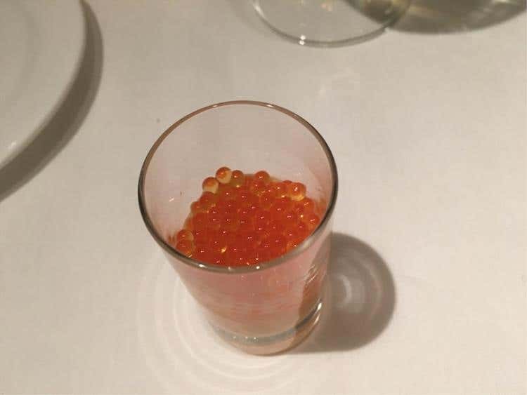 Uova di trota, purée di patata dolce, acero e Crème fraiche (Domenique Crenn)