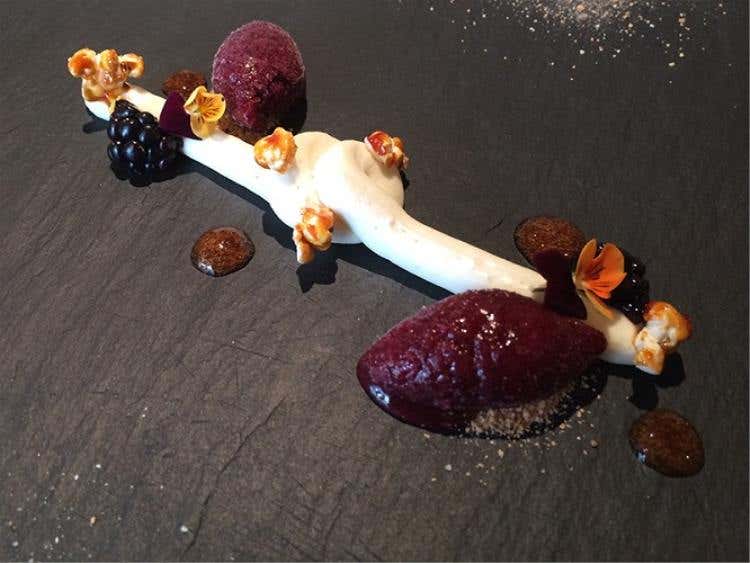 Ganache al cioccolato bianco e fave di tonka, pop corn caramellati, sorbetto di more