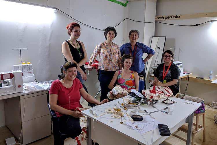 Giovanna Buzzi ed alcune ragazze dell'atelier (La Fête des Vignerons 
Cose da fare una volta nella vita)