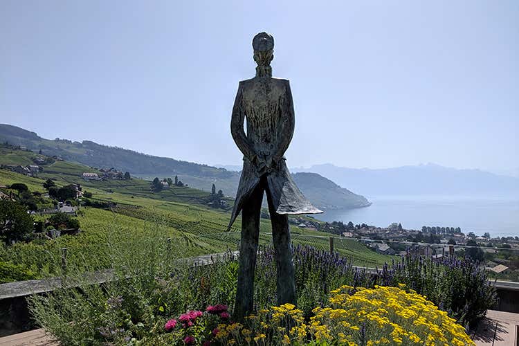 La statua di Hugo Pratt (La Fête des Vignerons 
Cose da fare una volta nella vita)