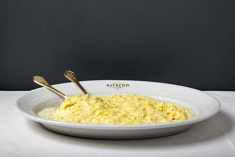 Le storiche Fettuccine alla Alfredo (Fettuccine preparate a domicilio 
Alfredo alla Scrofa pronto a partire)